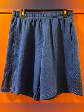 BOYS UNDER ARMOUR SHORT
SIZE YOUTH LARGE